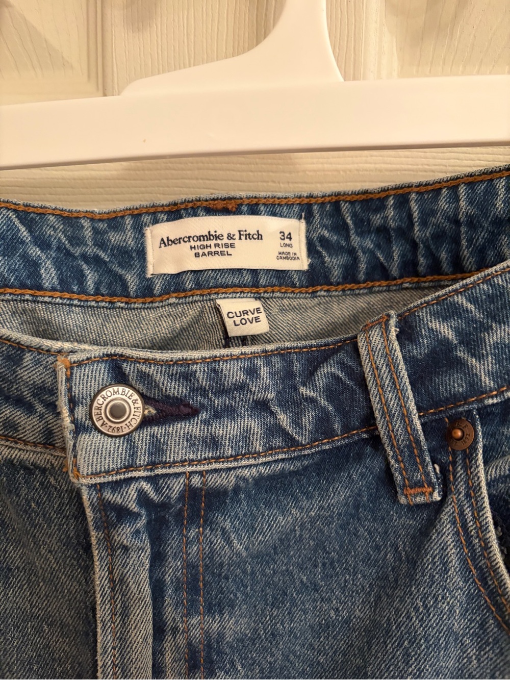 Abercrombie & Fitch High-Rise Barrel Jeans in Medium Blue Wash